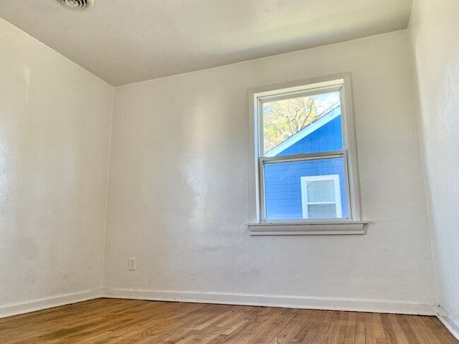 Building Photo - CHARMING 2 BEDROOM SINGLE FAMILY