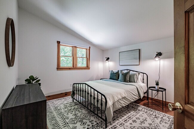 Bedroom 2 - QUEEN Bed - 25 Johnson Rd