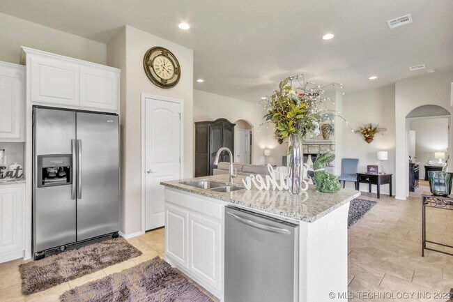 Building Photo - Beautiful 4 Bed 2 Bath Home with 2 car gar...