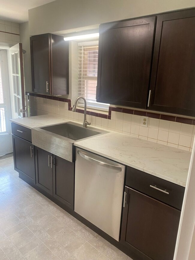 Primary Photo - Cute Home located in South Hampton