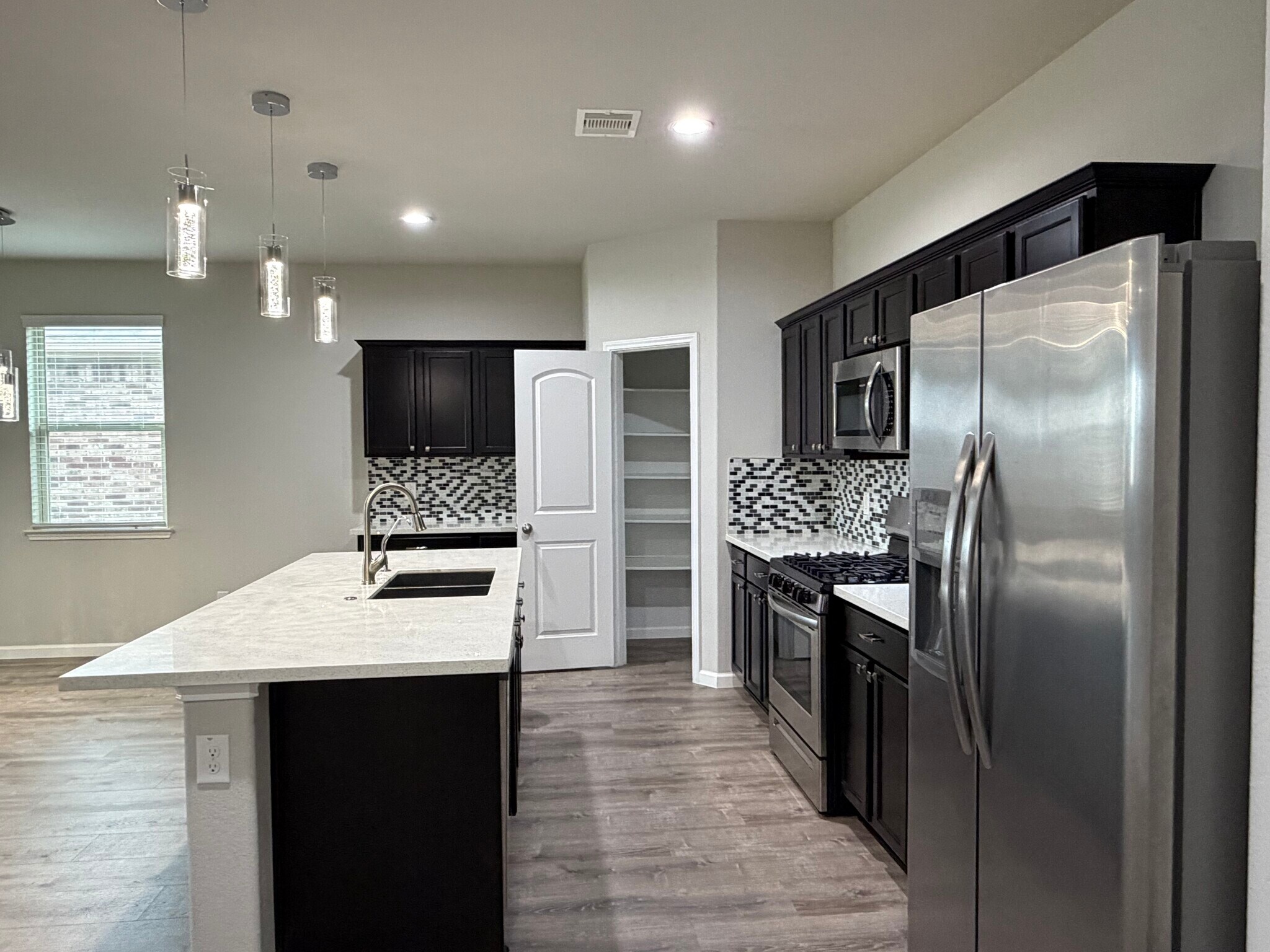 Building Photo - 6118 Yesenia St