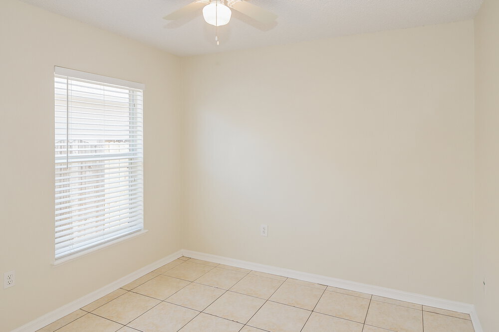 Building Photo - 8376 Oak Crossing Dr W