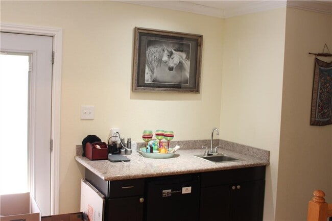 Building Photo - 200 N Kings Canyon Dr