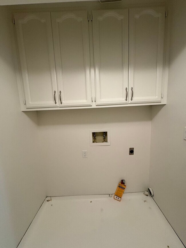 Building Photo - SW Visalia Home Available Now!