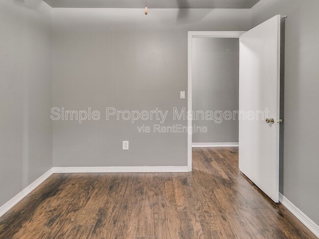 Building Photo - 136 Burton Pl