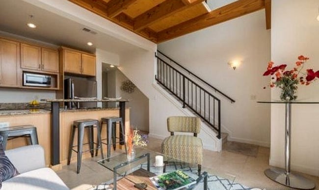 Building Photo - 2 Bed, 2.5 Bath Townhouse with 330+ Sq Ft ...