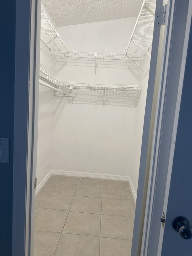 Building Photo - 3 Bedroom, 2 Bath Townhouse – Southeast Or...