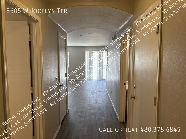 Building Photo - 8605 W Jocelyn Terrace