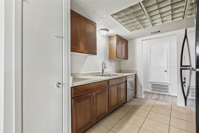 Building Photo - 1800 Cameo Dr