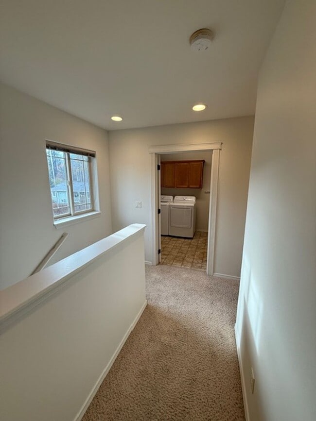 Building Photo - Spacious town home in small community.  Spacious and bright!  Available now!