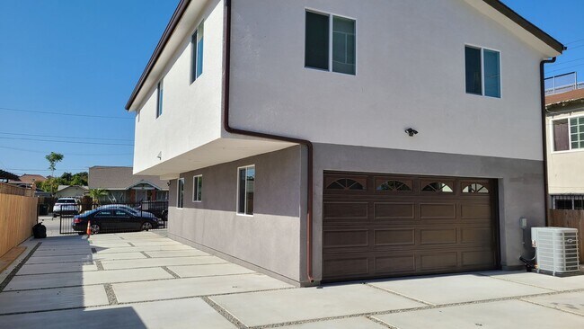 Building Photo - 1658 E 60th St