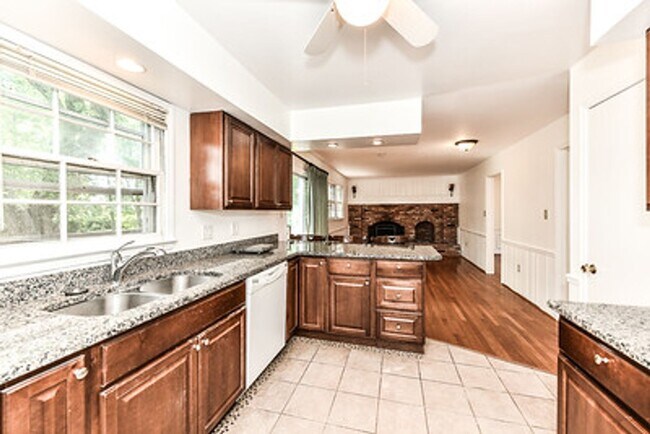 Building Photo - Spacious 4 Bed 2/2 Bath Home with Park-Lik...