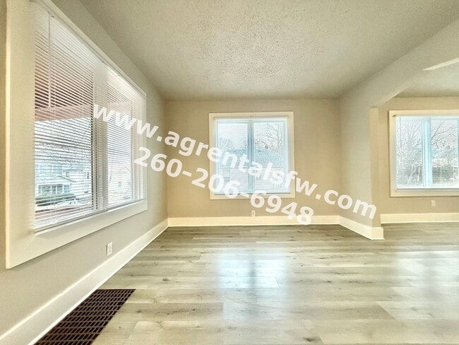 Building Photo - 2 Bedroom House