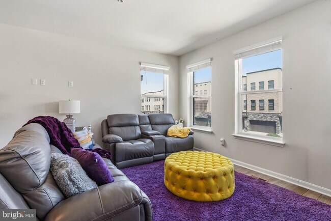 Building Photo - 870 Amity St