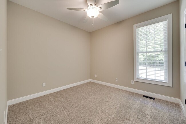 Building Photo - Beautiful 3 bedroom 2 bath Ranch with Bonu...