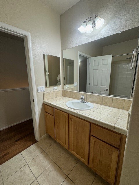 Building Photo - Charming 1 bedroom - 1 bathroom multi-level condominium in Sacramento