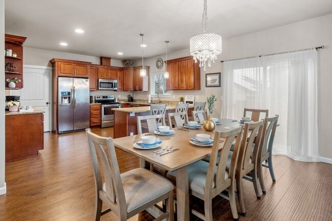 Building Photo - Central Tacoma home - 3 bedroom 2.5 bathroom with 2 Car garage and nice yard - Available May 2026.