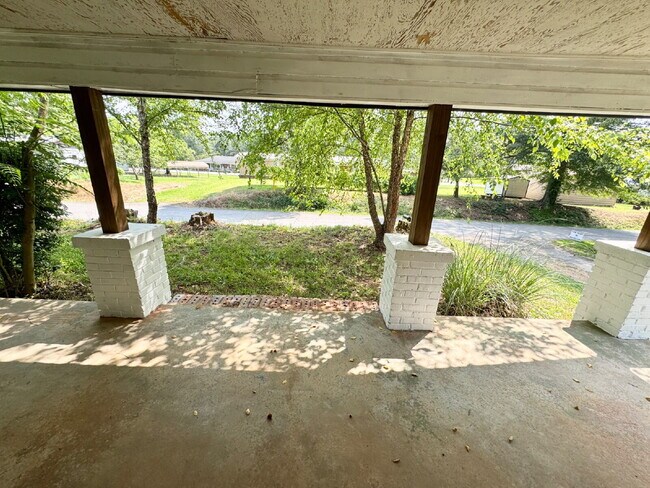 Building Photo - 3 bedroom, 2 bathroom in Seneca