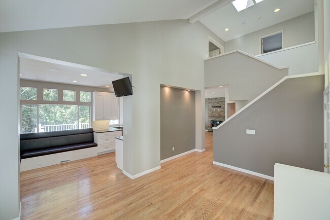 Building Photo - 4Bd/2.5Ba Sammamish Home