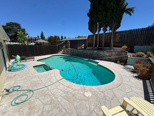 Building Photo - Meticulously Maintained Single-Story Home with Private Pool in Canterbury Village!