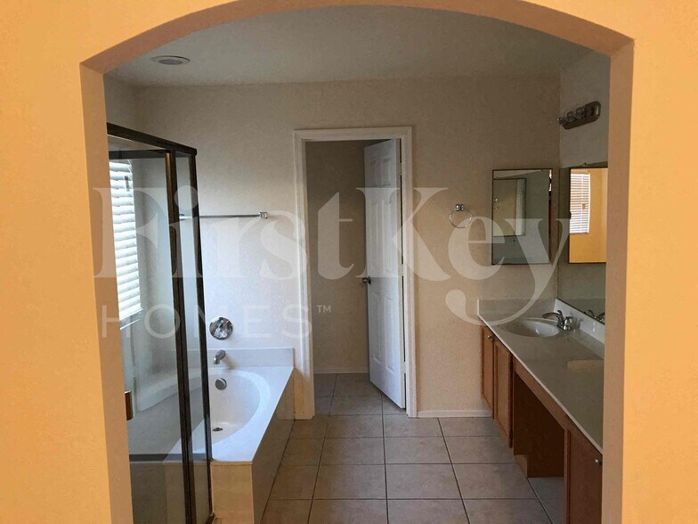 Building Photo - 4110 W Questa Dr