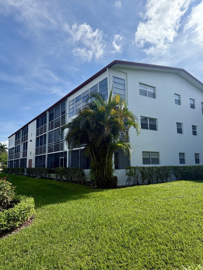 Building Photo - 402 Brighton J