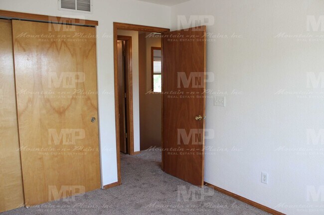 Building Photo - 303 Plowman Ct