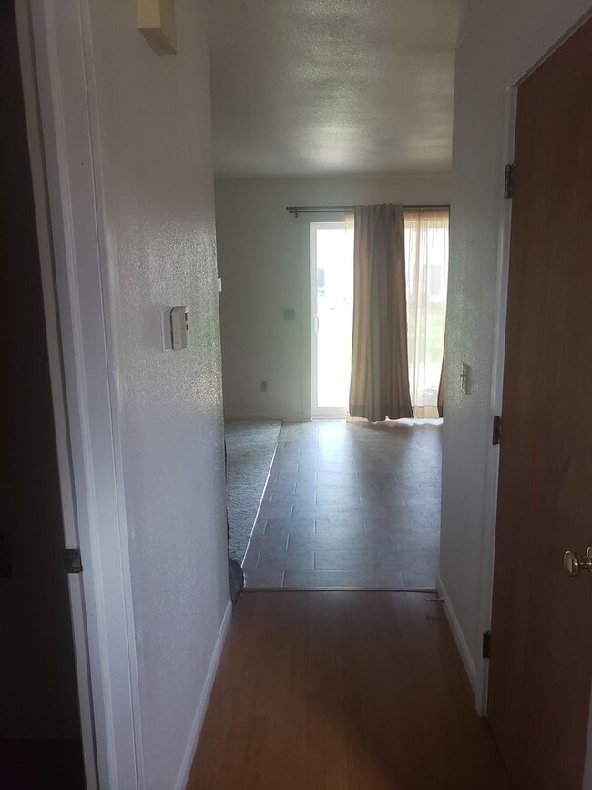 Building Photo - Great 3 bed 2 1/2 bath condo in the Brandy...