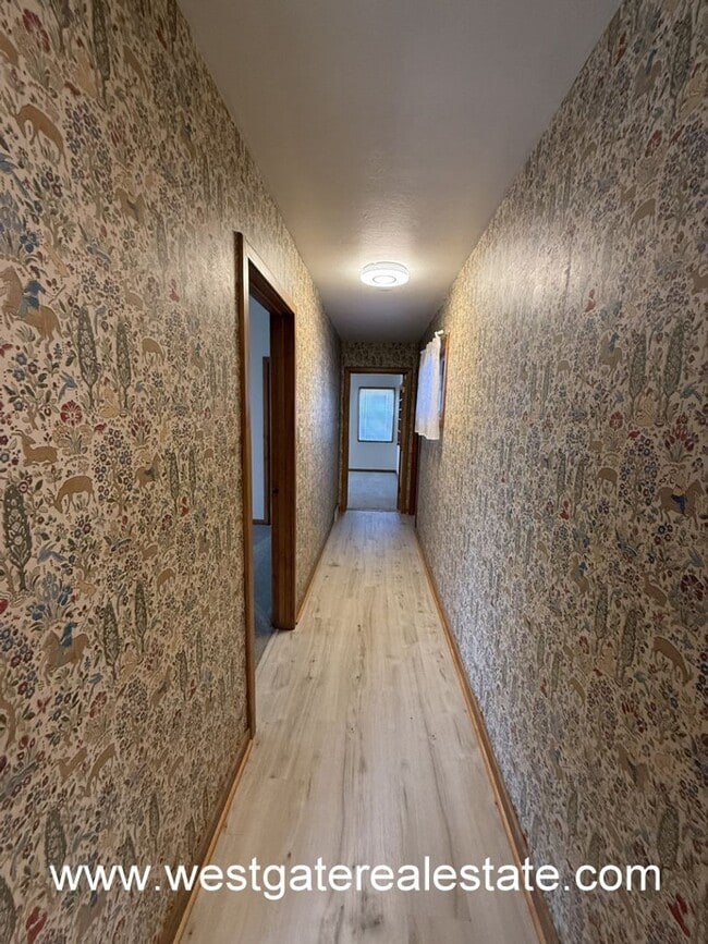 Building Photo - 427 Corona Rd