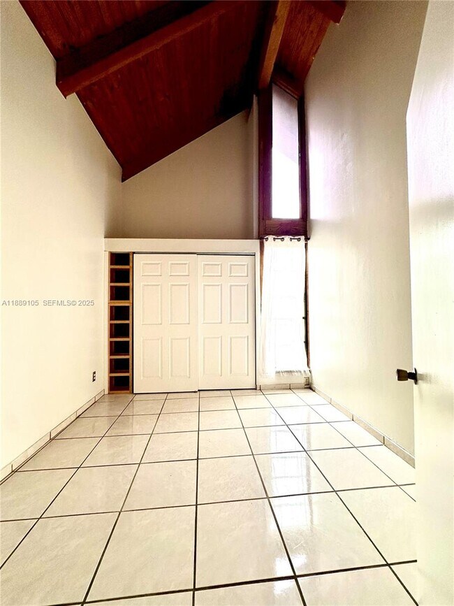 Building Photo - 497 N University Dr