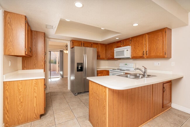 Building Photo - 1656 N Sierra Vista Dr