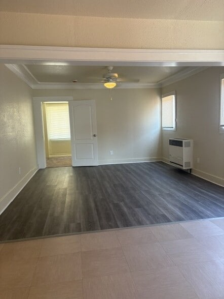 Building Photo - 828 1/2 W 40th Pl
