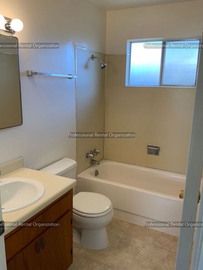 Building Photo - Coming Soon: Charming 2-Bed Duplex with Pa...