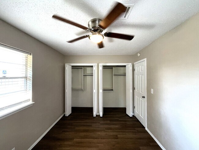 Building Photo - 3 Bedroom Home In Mustang School District!