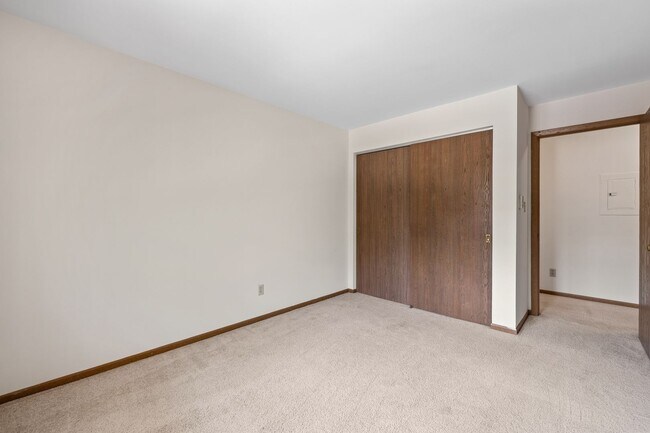 Building Photo - Upper 2 Bedroom 1.5 Bathroom Apartment  Available