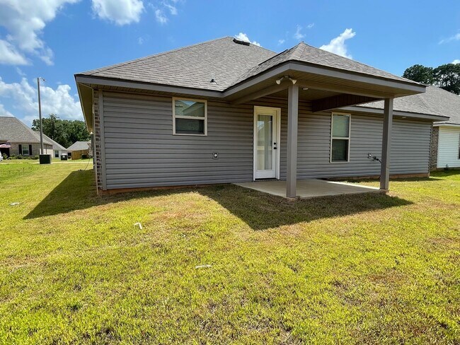 Building Photo - Newer Home in Legacy Pointe Subdivision in...