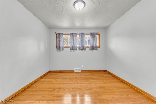 Building Photo - 6481 Glenwillow Dr