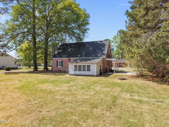 Building Photo - 302 W Main St