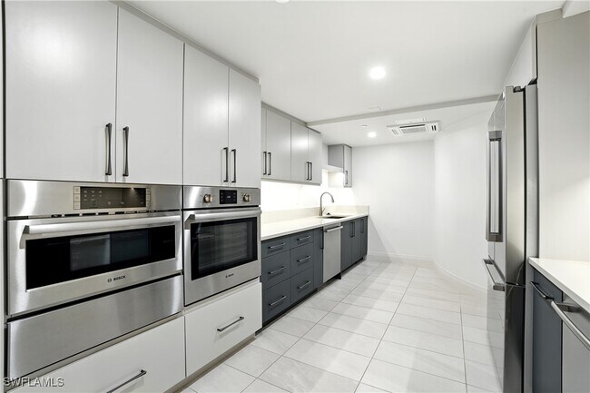 Building Photo - 2400 Gulf Shore Blvd N