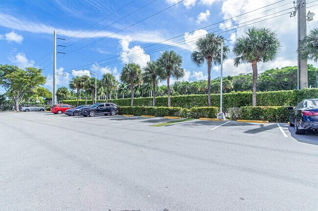 Building Photo - 2821 N Miami Beach Blvd