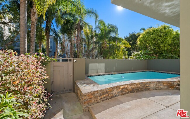 Building Photo - 143 Union Jack Mall