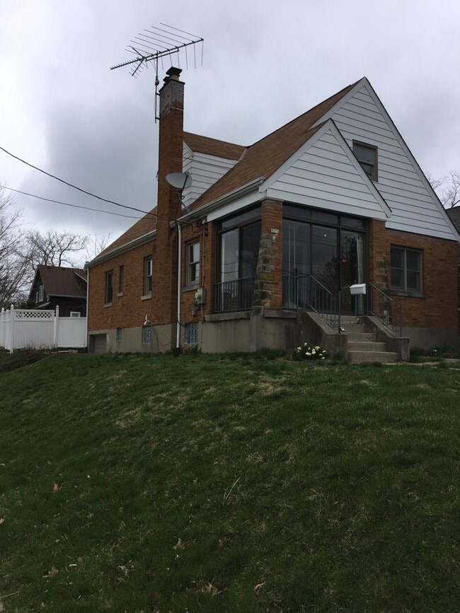 Building Photo - 3172 Mozart Ave