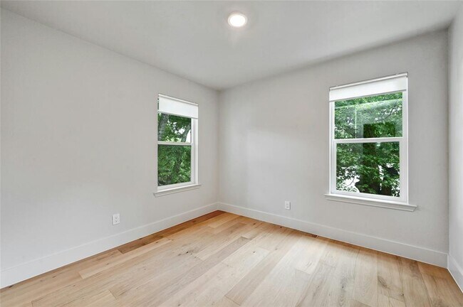 Building Photo - 1305 Kenwood Ave