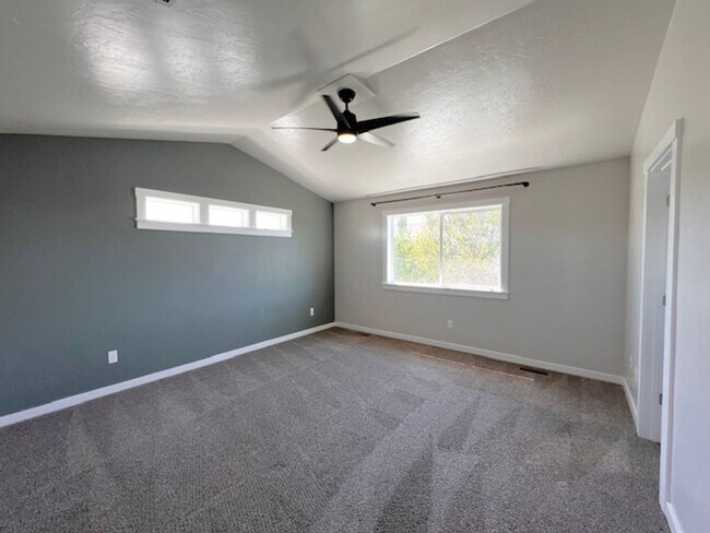 Building Photo - Beautiful 4 Bed, 2.5 Bath Plus Office in S...