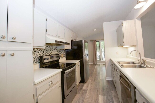 Building Photo - 50 Surry Cir N