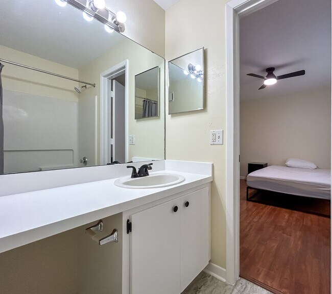 Building Photo - Beautiful Room for Rent in a 4/4 Unit - University Terrace West 511-D