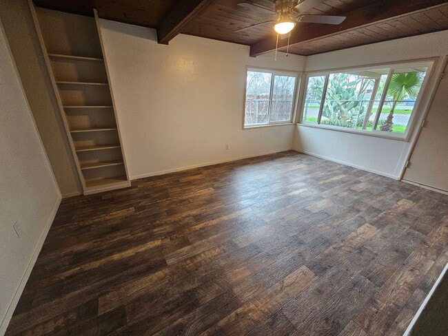 Building Photo - Spacious 4 Bedroom 2 Bath Home WITH BONUS ...