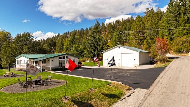 Building Photo - BRAND NEW! Fully furnished and stocked Single Level Home...Easy & Beautiful Living with a stunnin...