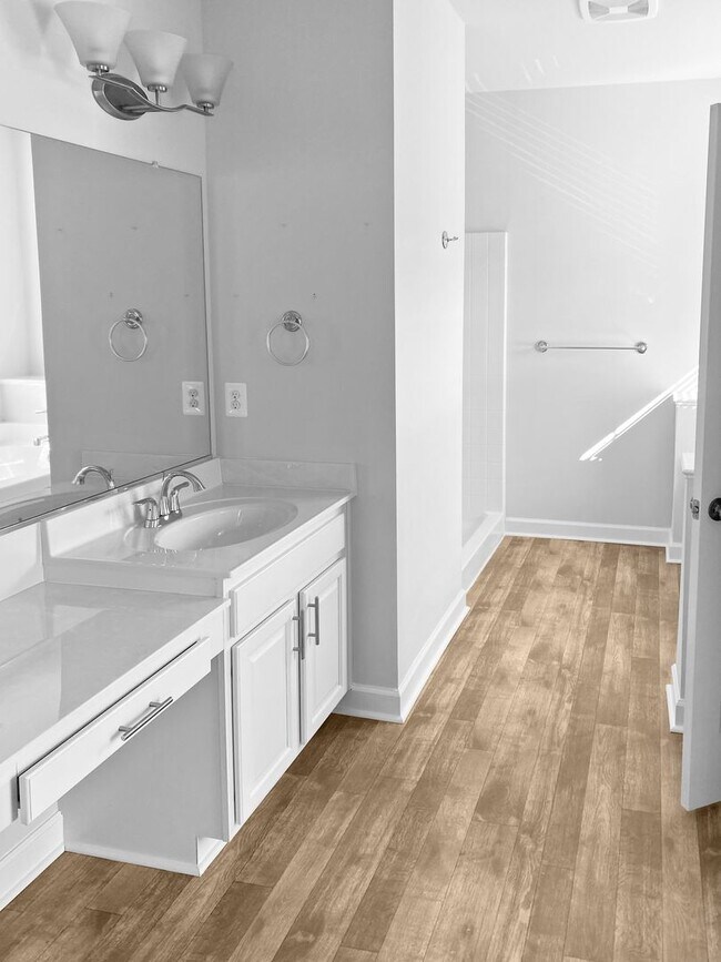 Building Photo - Spacious Townhome with MOVIE STAR Primary Closet!!!!