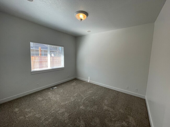 Building Photo - Lovely 3 Bed 2 Bath House in River Road Area